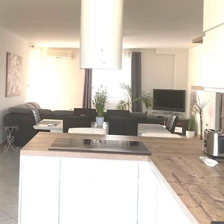 Lovely 3 Bedroom Apartment In Quiet Area W/ Pool Pola Esterno foto