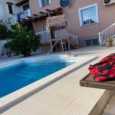 Lovely 3 Bedroom Apartment In Quiet Area W/ Pool Pola Esterno foto