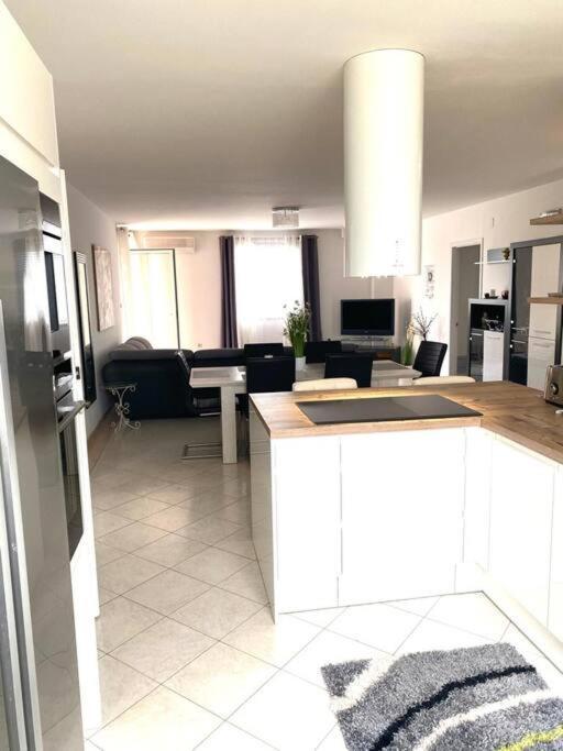 Lovely 3 Bedroom Apartment In Quiet Area W/ Pool Pola Esterno foto